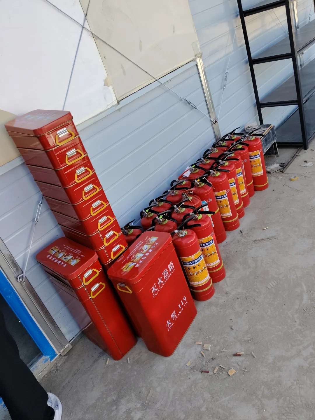 各种消防器材，检测灭火器