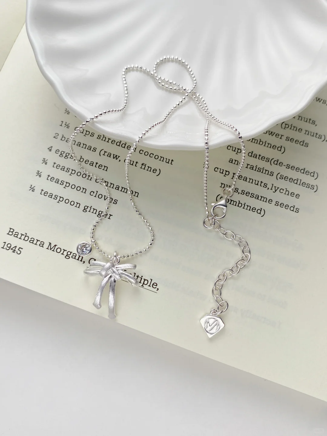 银饰平铺ins氛围感拍摄?