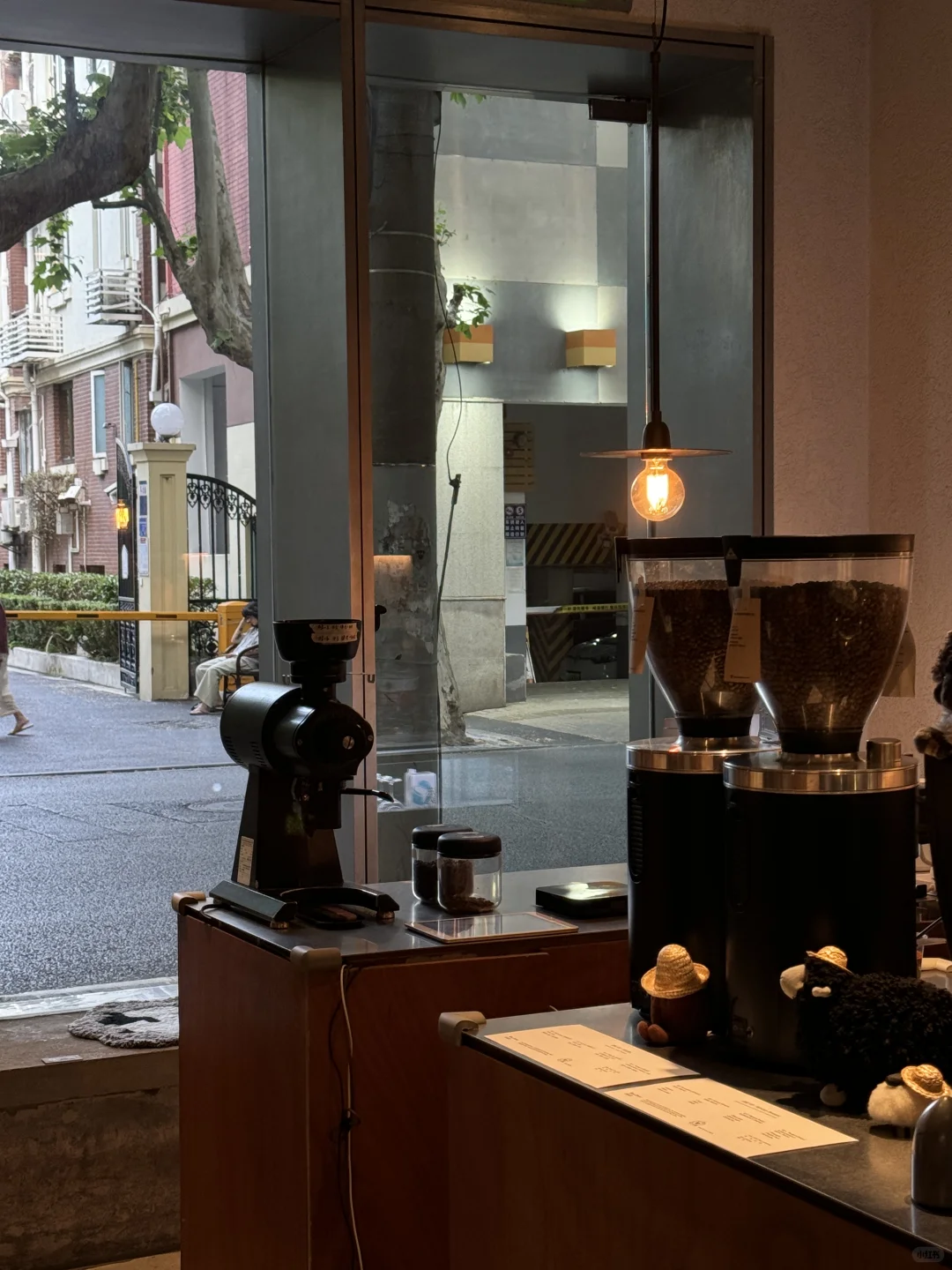 上海｜这家咖啡店的玻璃门太有设计感