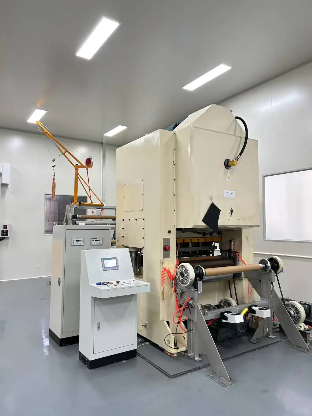 两台 160 吨龙门高速冲床在位