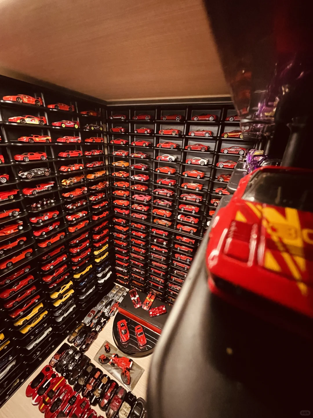 已经塞不下更多法拉利了，最终形态拍照留念