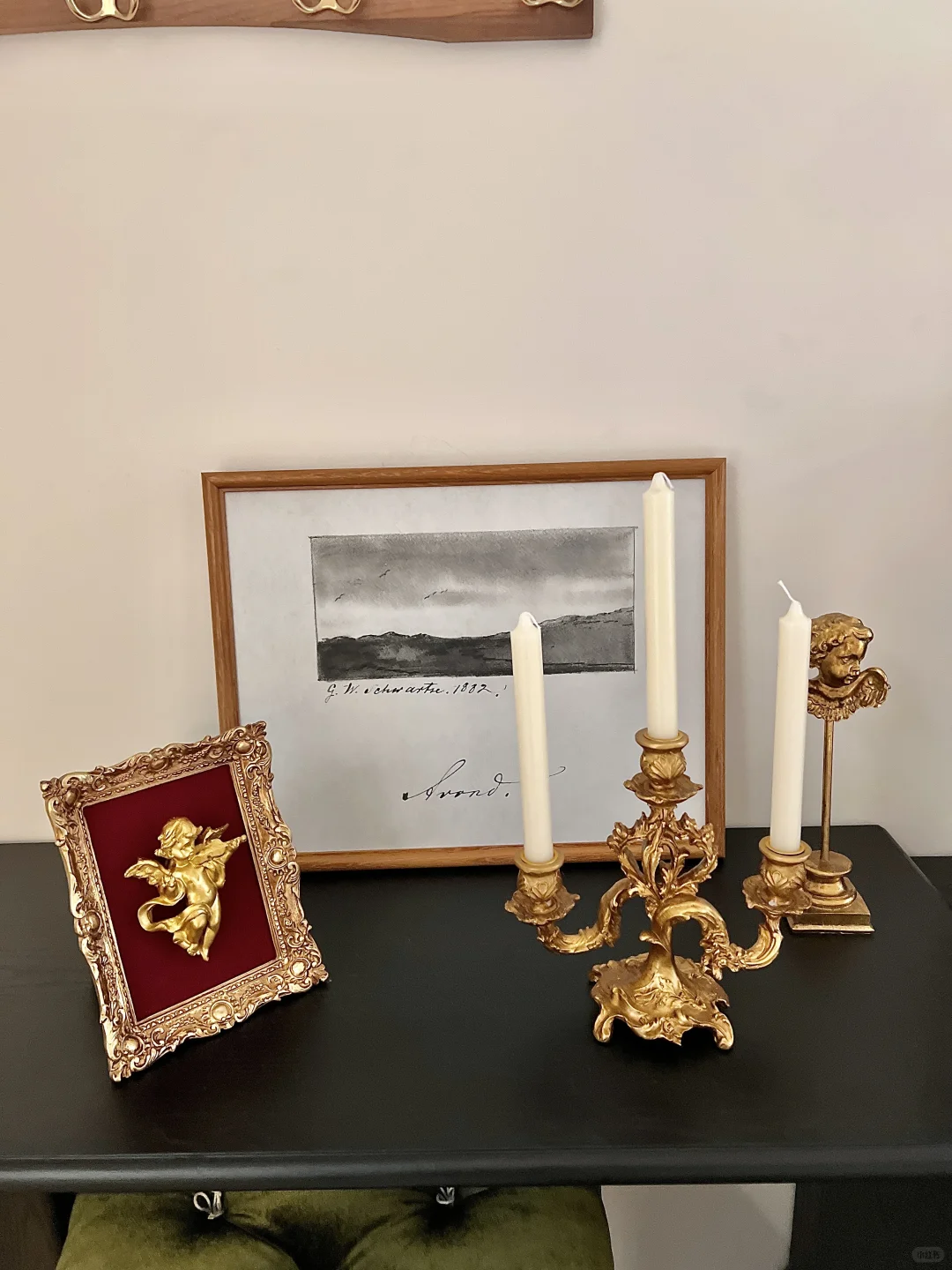 ?巴掌大的床尾空间，这样布置美貌又实用