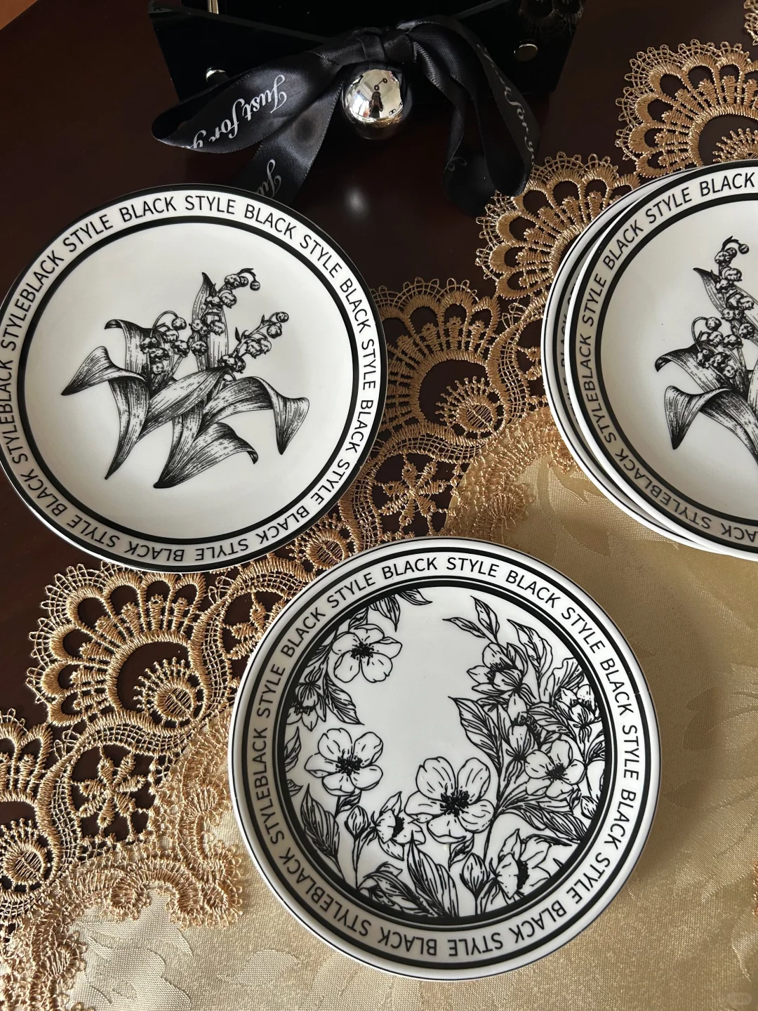 陶瓷黑白骨碟，有喜欢的花朵点缀着?