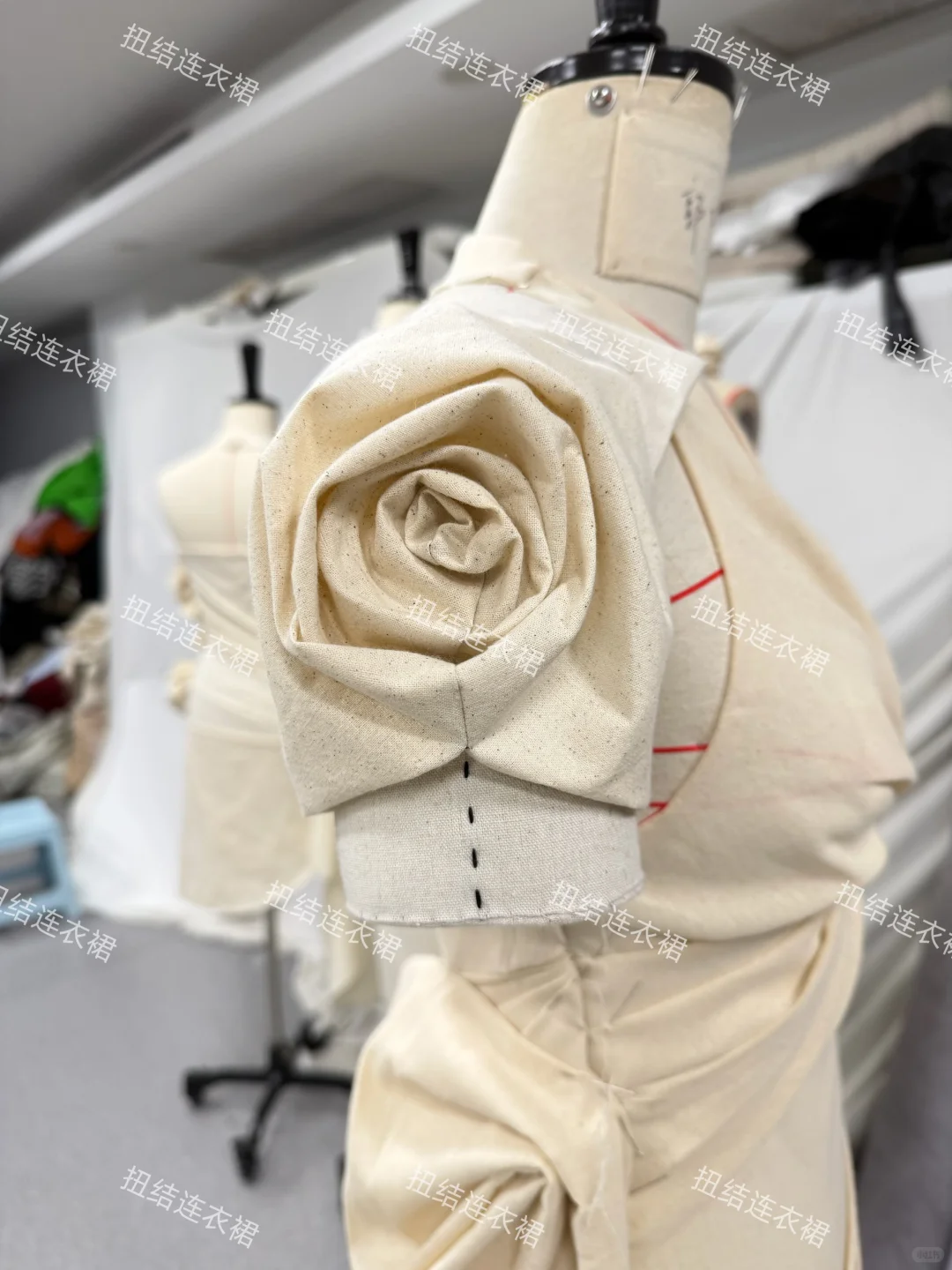 扭结立体剪裁设计