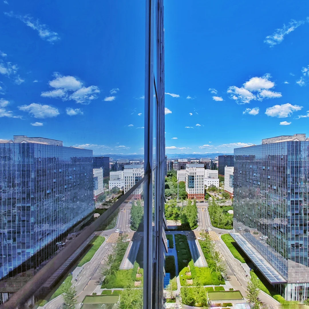 玻璃幕墙里飞出的云彩