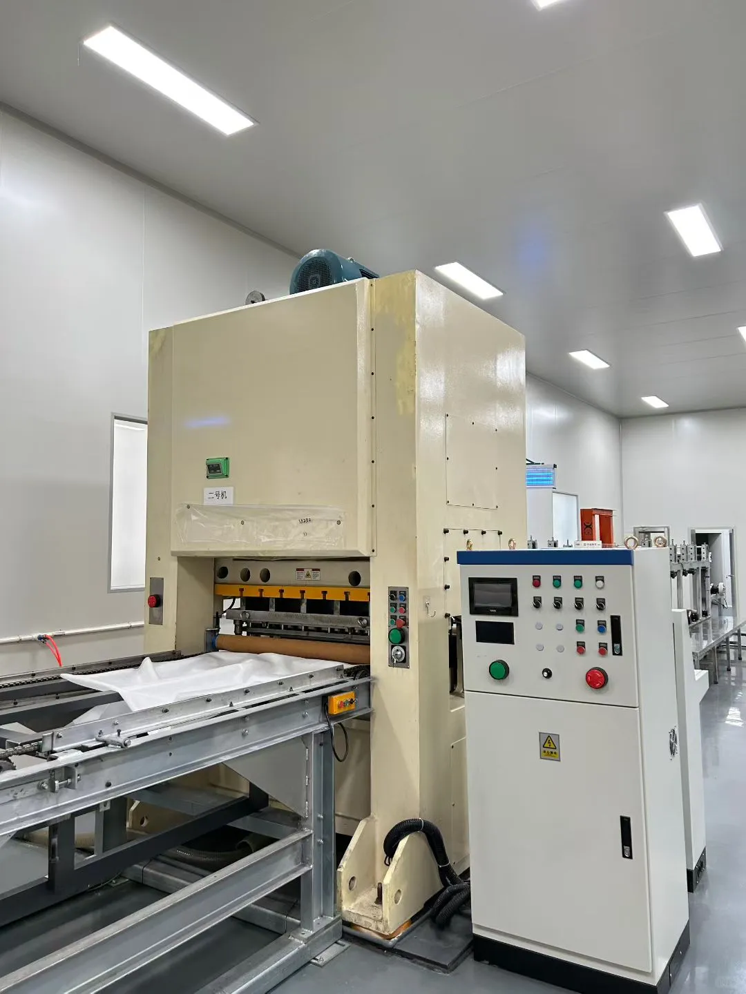 两台 160 吨龙门高速冲床在位