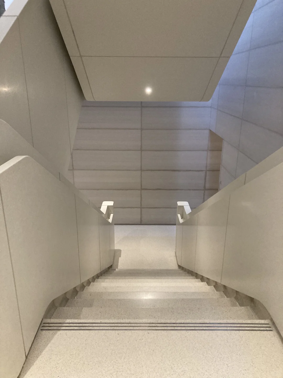 关于苹果总部的无框玻璃