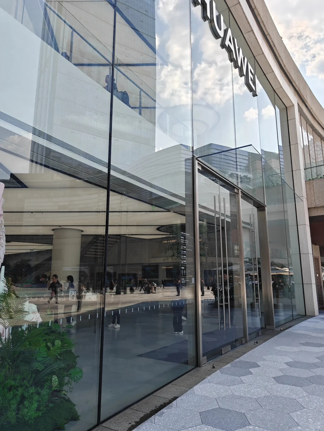 华为这个玻璃幕墙跟苹果店有的一拼啊