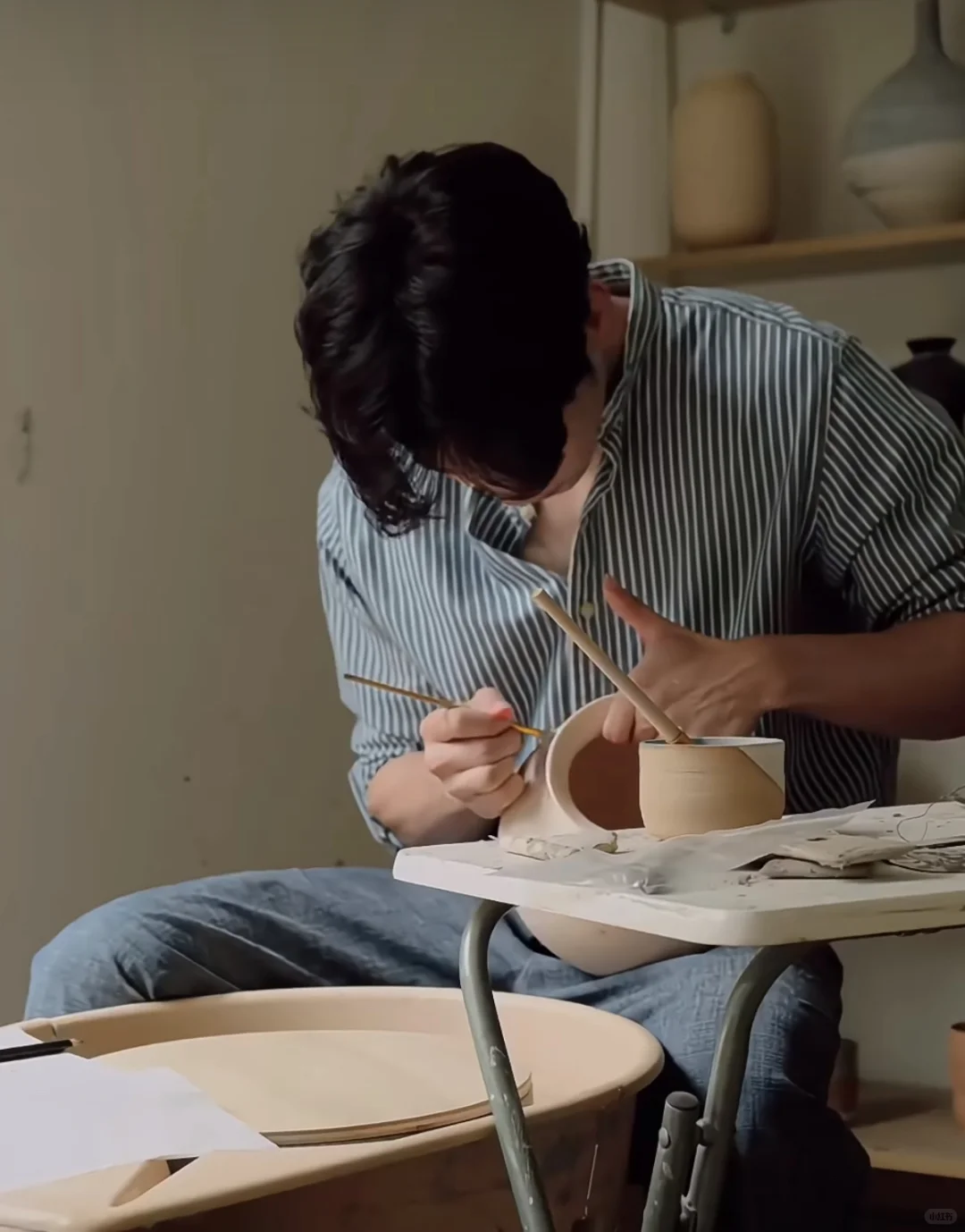 此时，一位陶艺专业学生发出尖锐爆鸣?