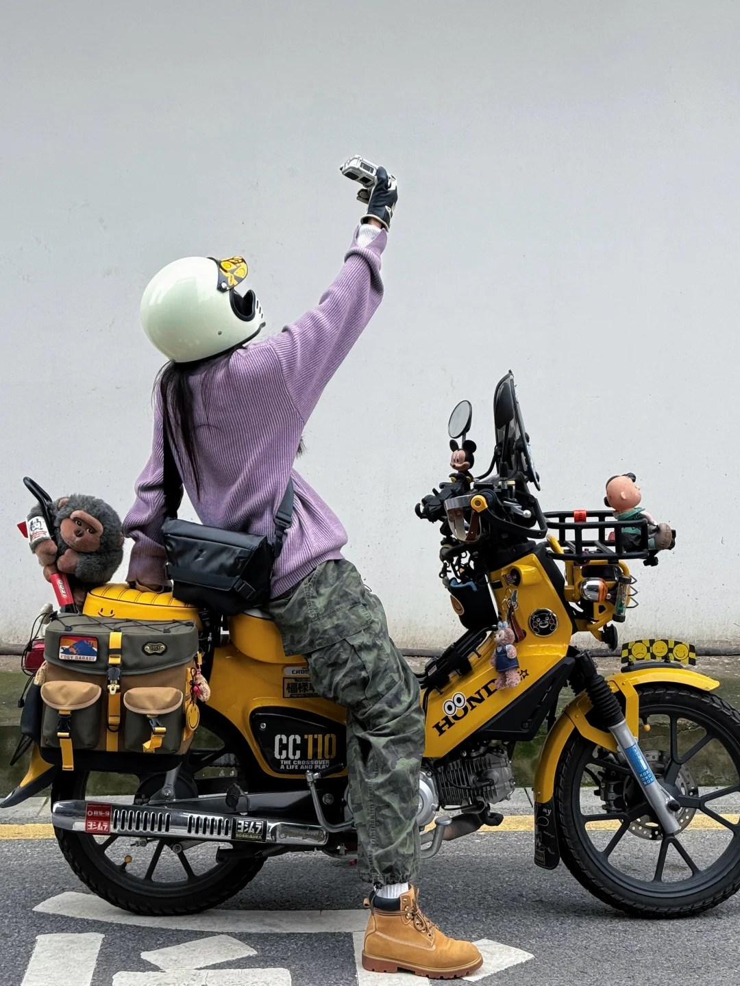 骑摩托女生穿搭好物，谁能拒绝白色运动相机！