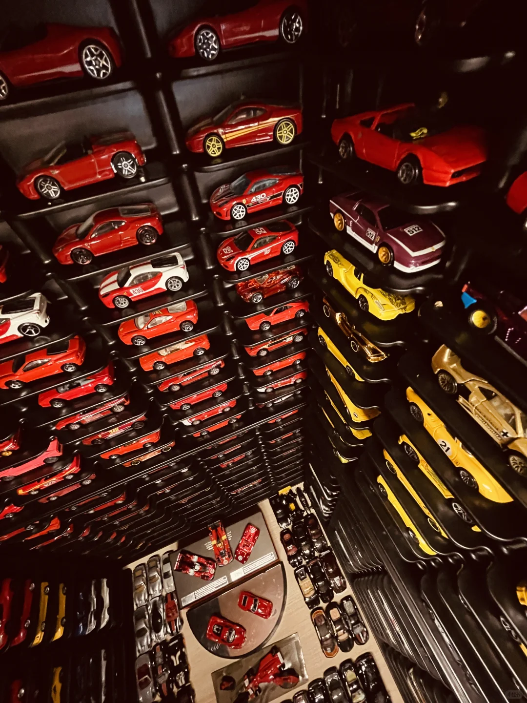 已经塞不下更多法拉利了，最终形态拍照留念