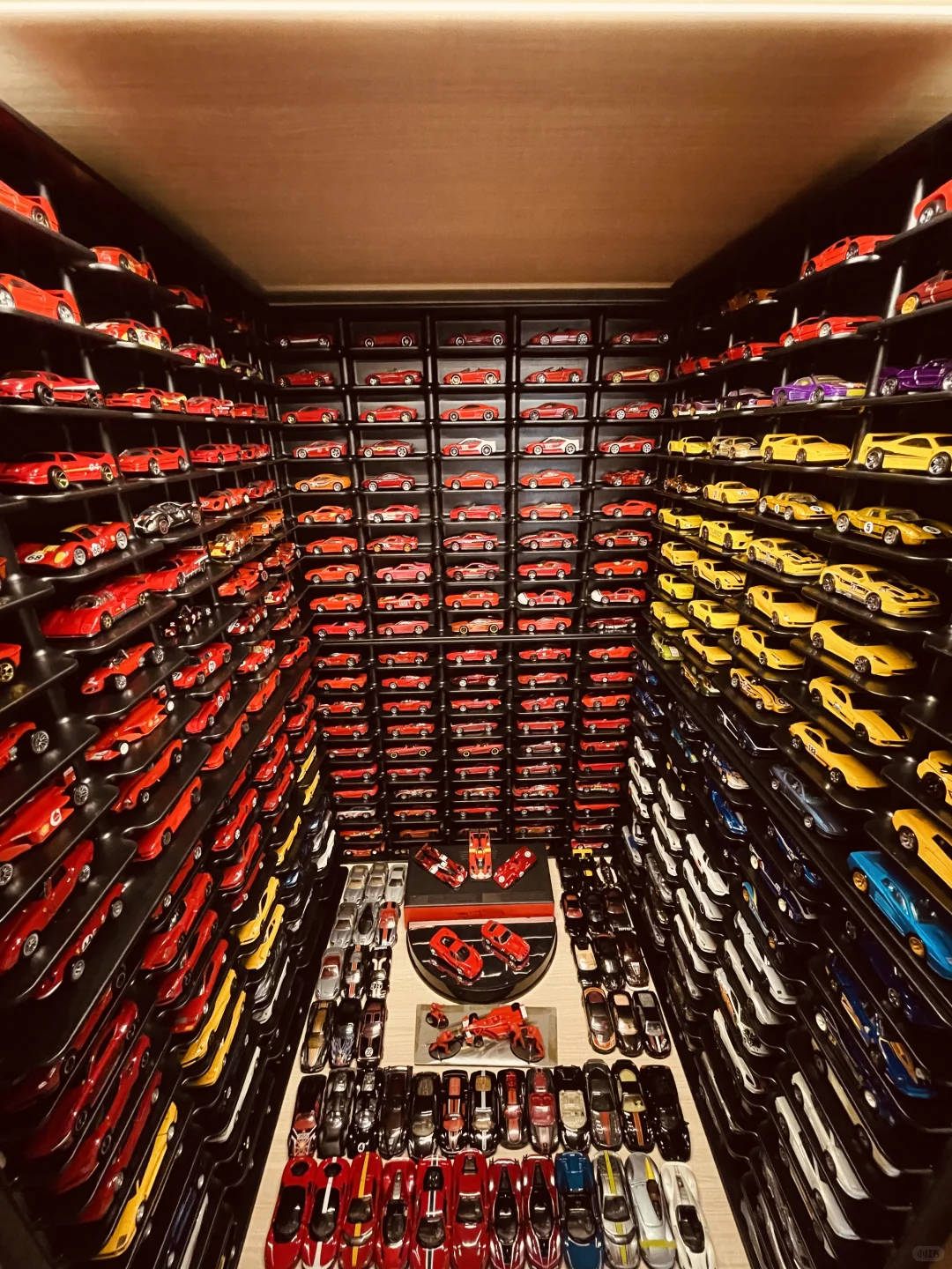 已经塞不下更多法拉利了，最终形态拍照留念