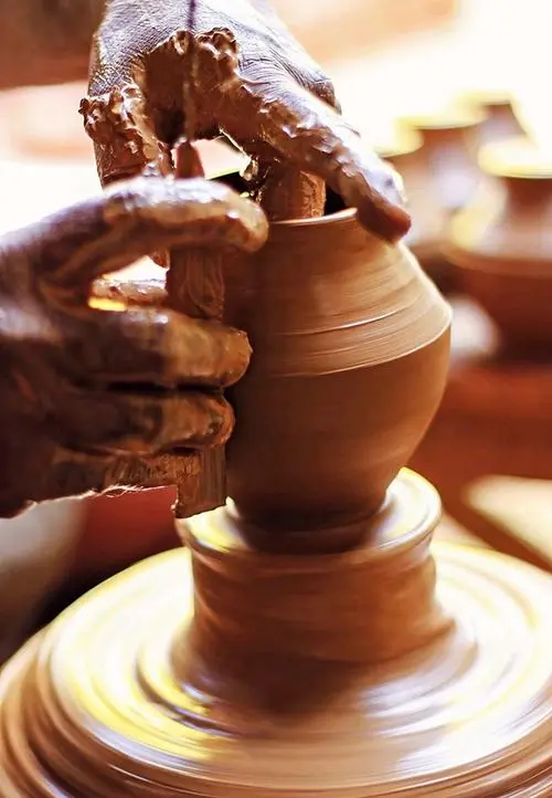 什么是手拉坯成型？