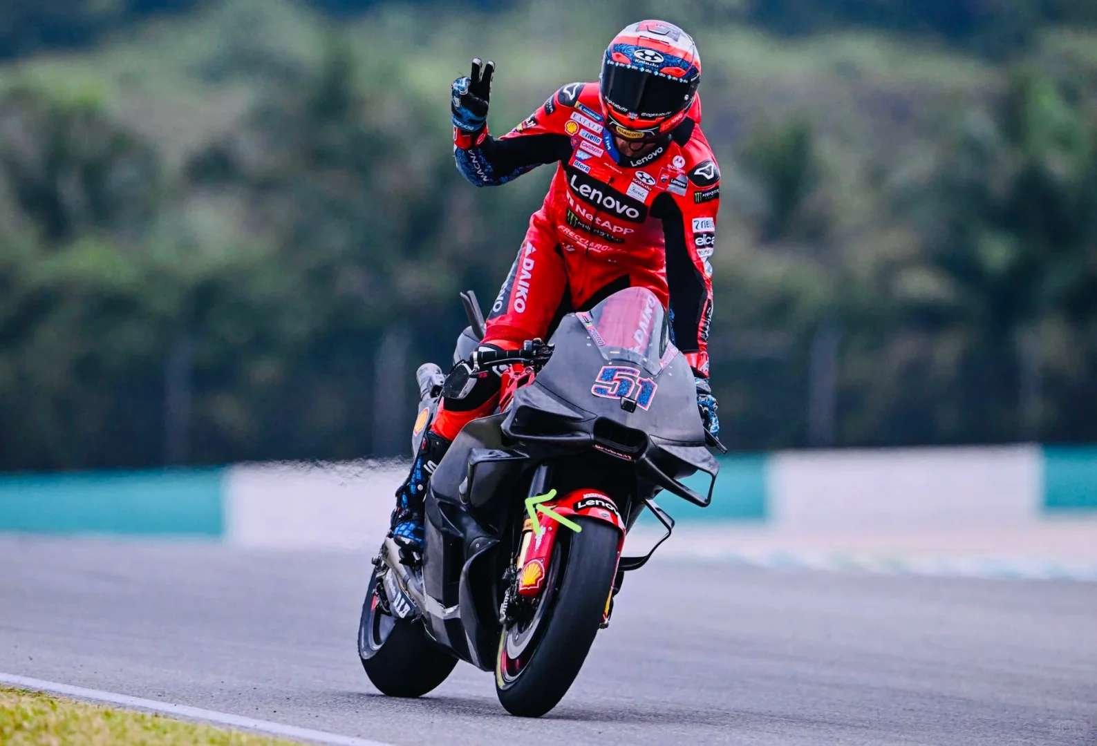 看来意大利的车厂还是拿出了更新的空力套件