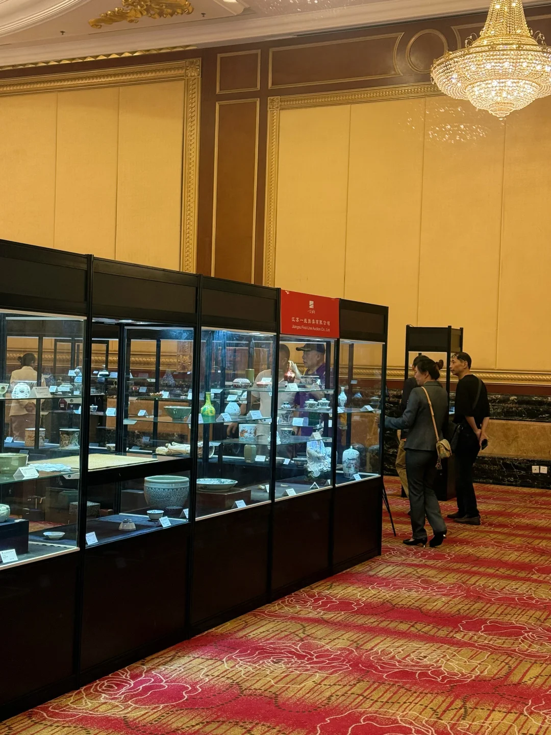 冷门拍卖师在预展现场，摆拍式记录?