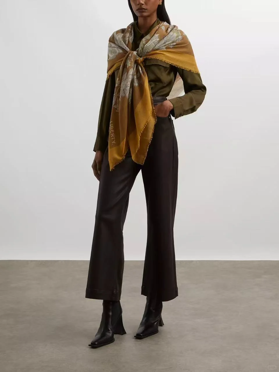 伦敦百年织物品牌公开的丝巾妙用?