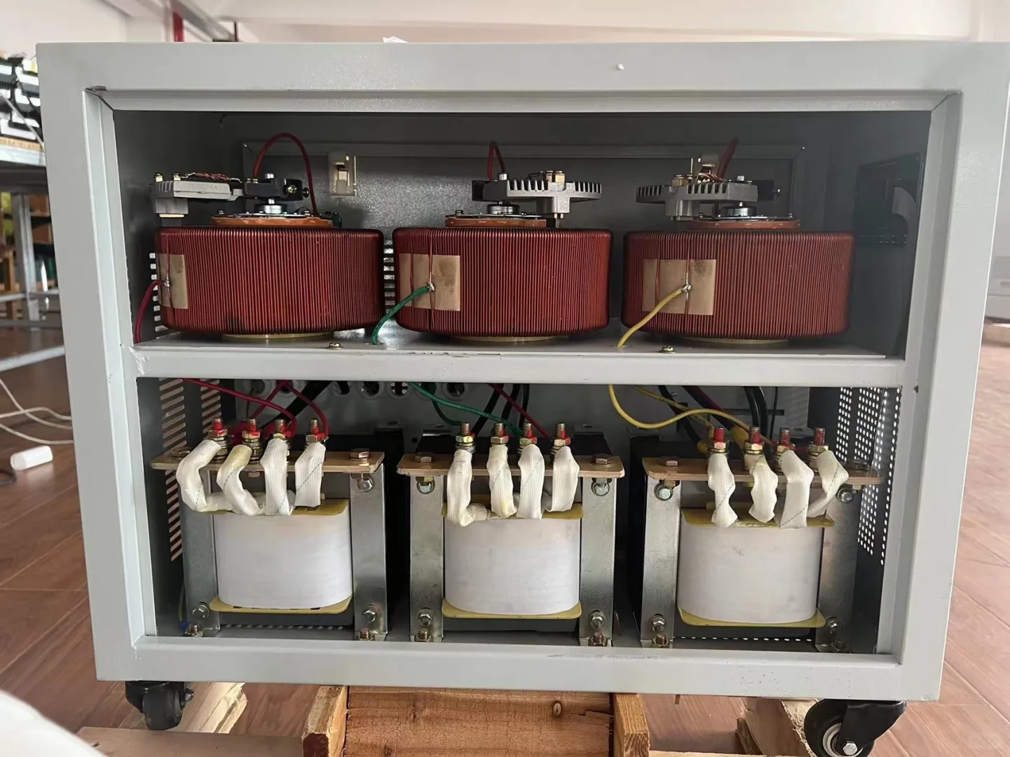 稳压器380伏转220伏