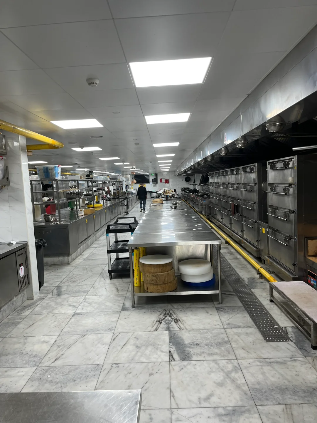 营业两年了的宴会厨房还是这么的干净整洁