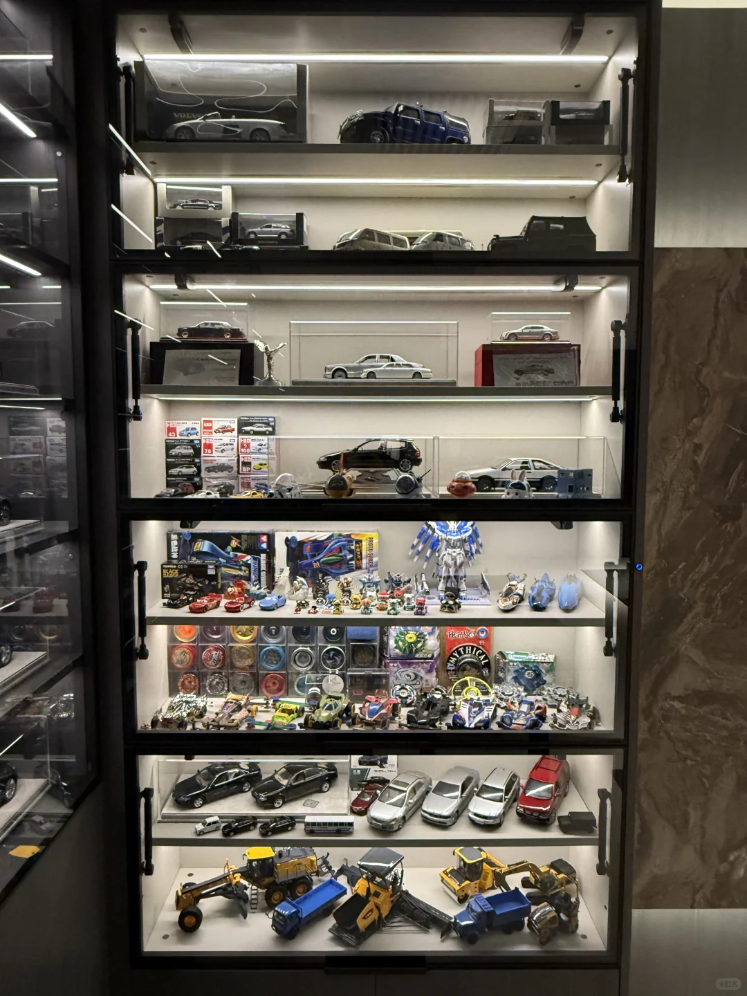10年收藏 100辆汽车模型我的车库比4S店豪华