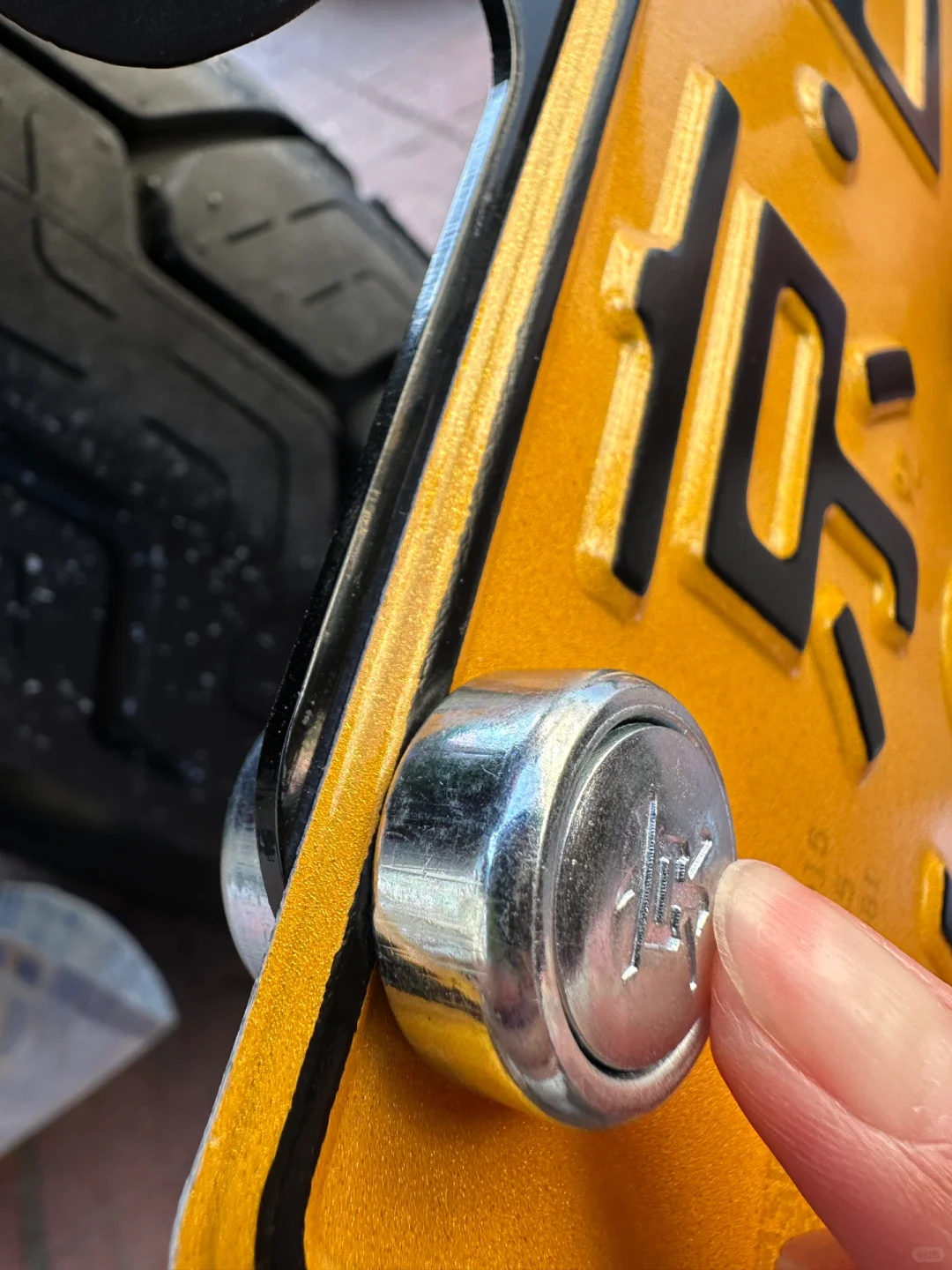 把四个开花防盗螺丝正反两面装✅砸都砸不掉