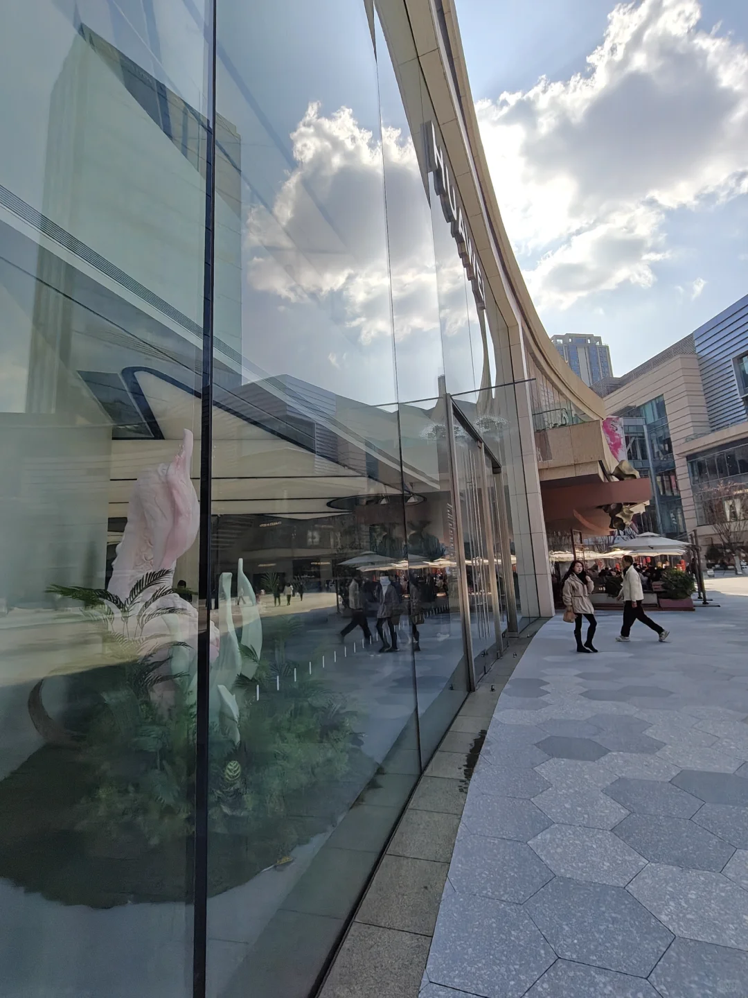 华为这个玻璃幕墙跟苹果店有的一拼啊