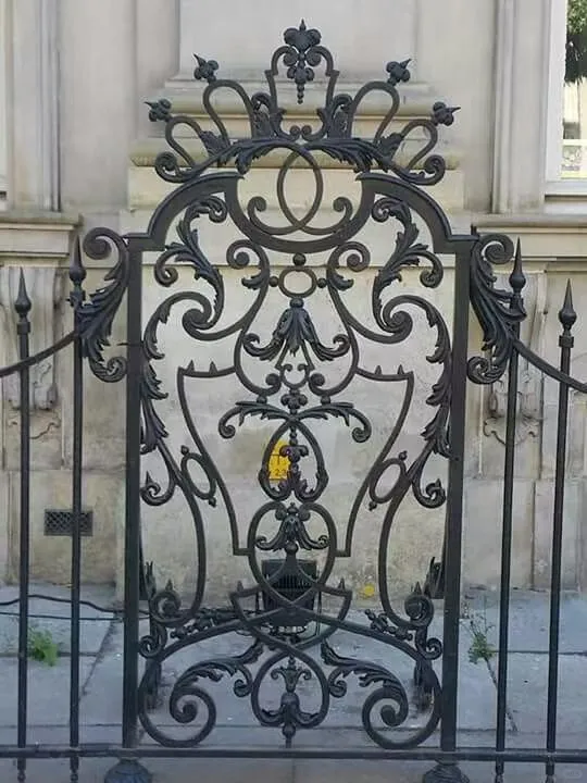 这扇铁艺栏，是复古美学的“卷”王吧