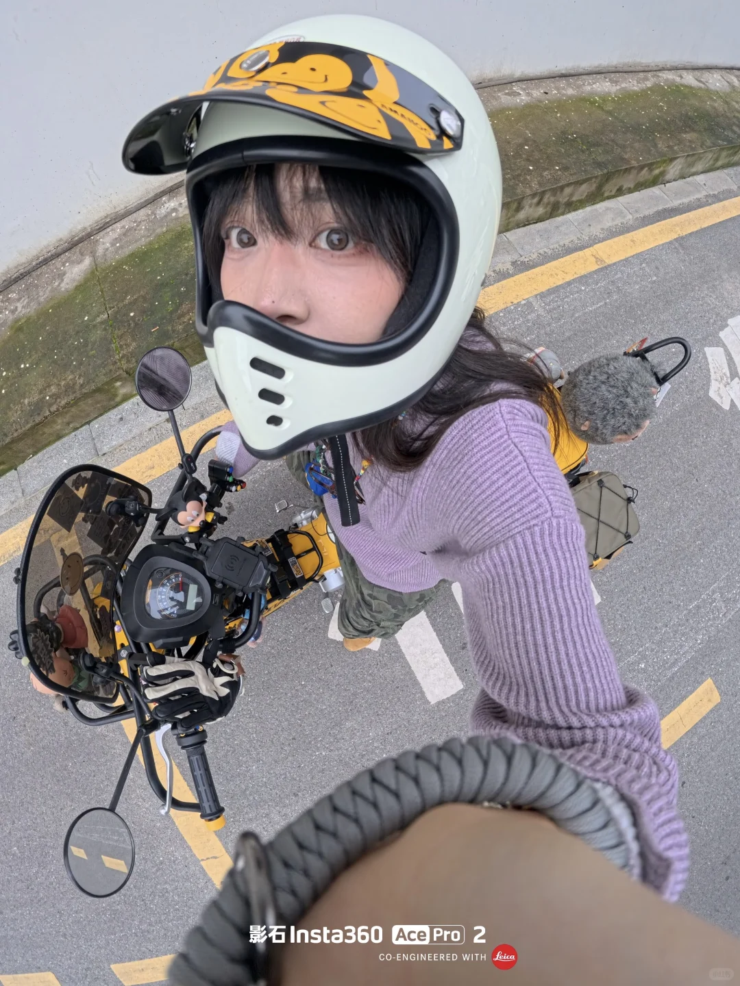 骑摩托女生穿搭好物，谁能拒绝白色运动相机！