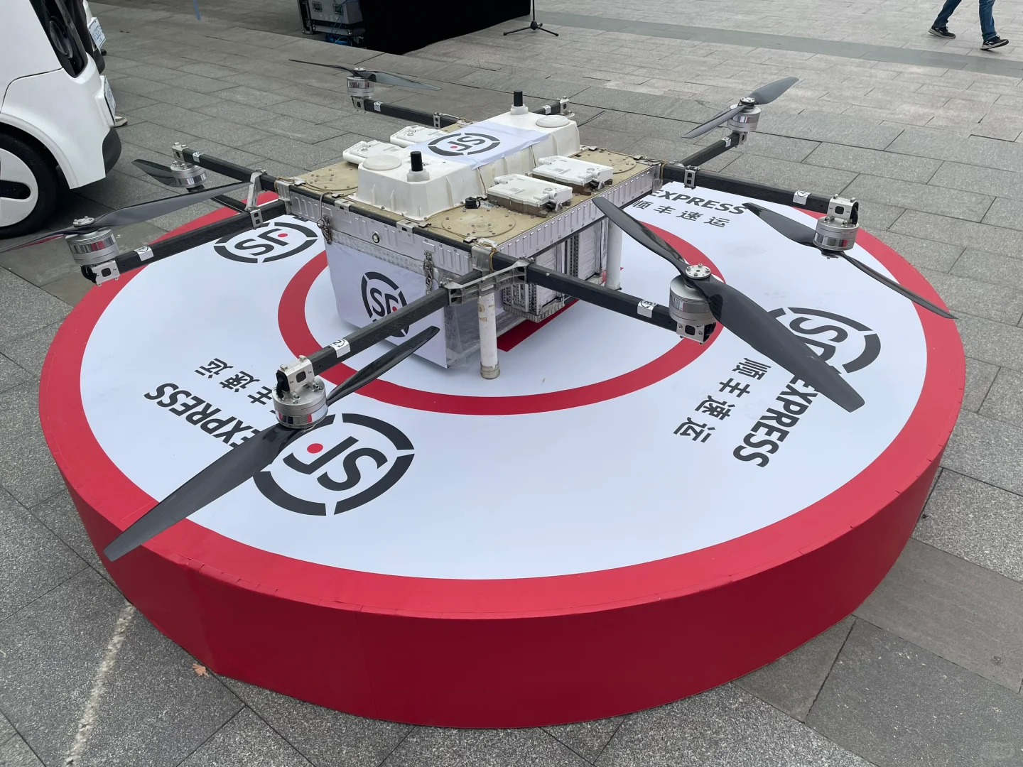 江南大学无人机快递配送首飞仪式