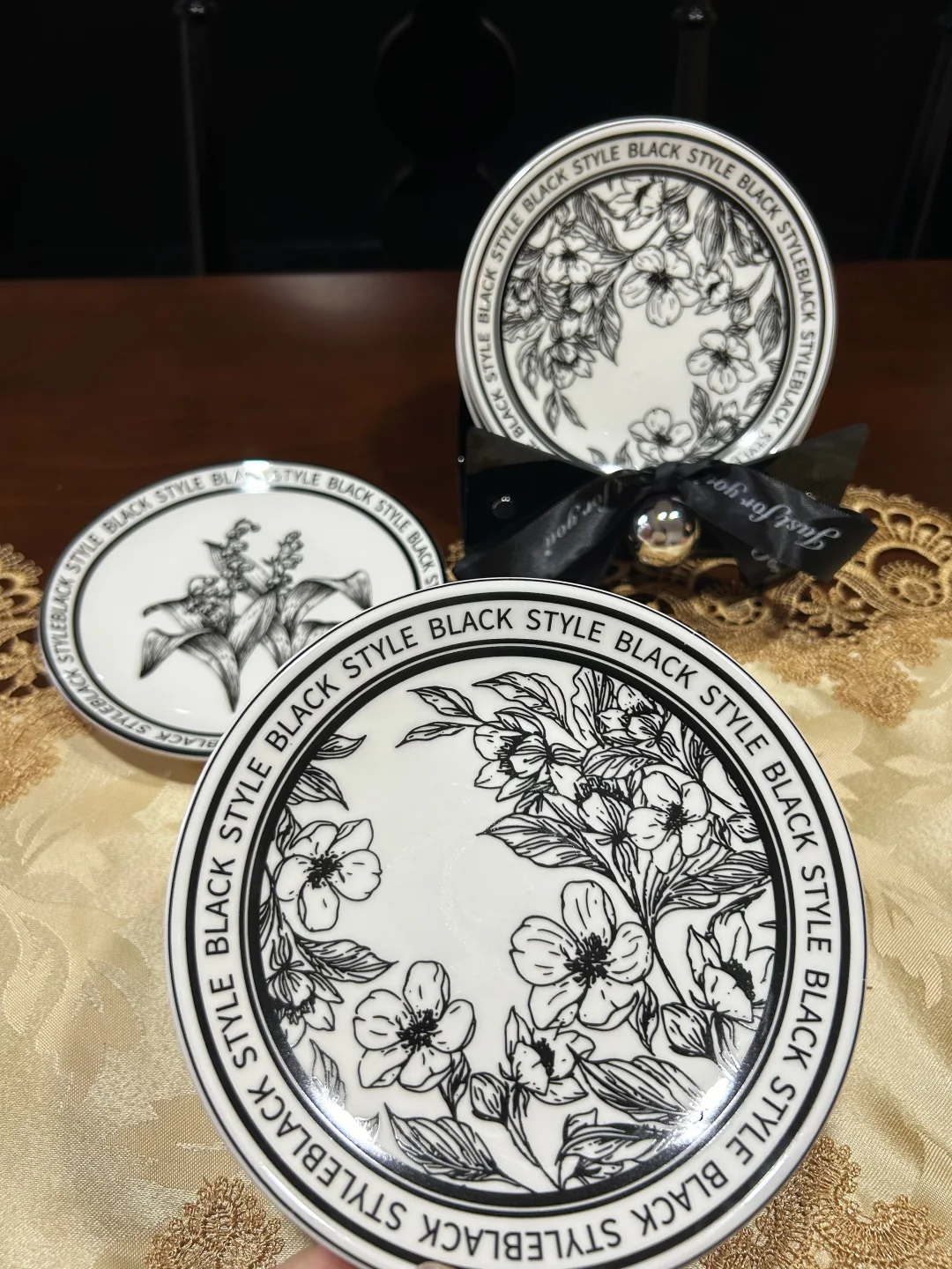 陶瓷黑白骨碟，有喜欢的花朵点缀着?