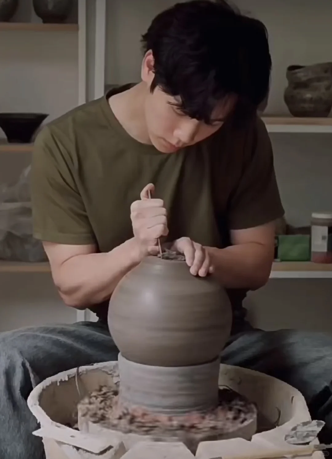 此时，一位陶艺专业学生发出尖锐爆鸣?