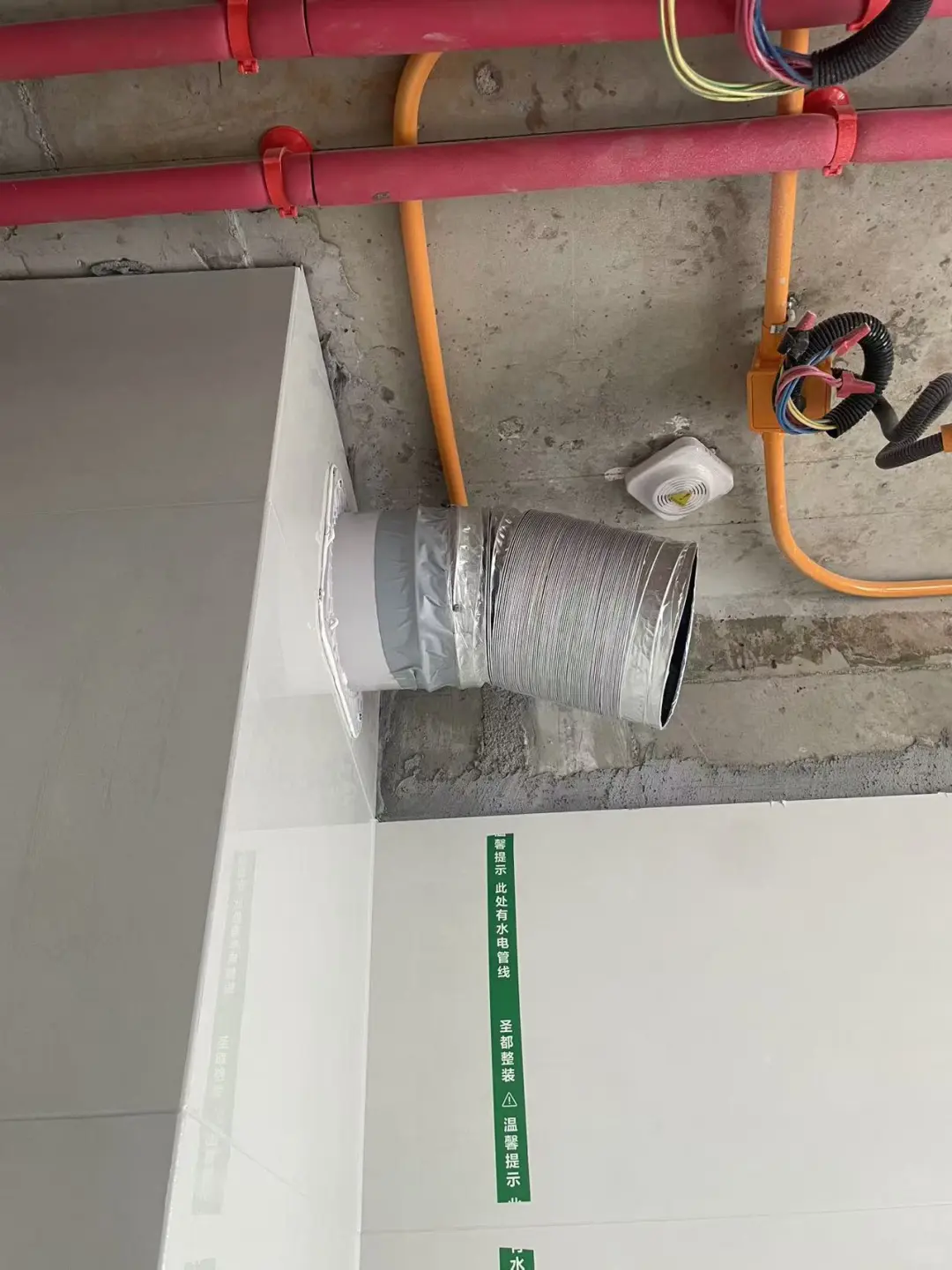 烟机早点定！厨房吊顶前先装止回阀，烟管。