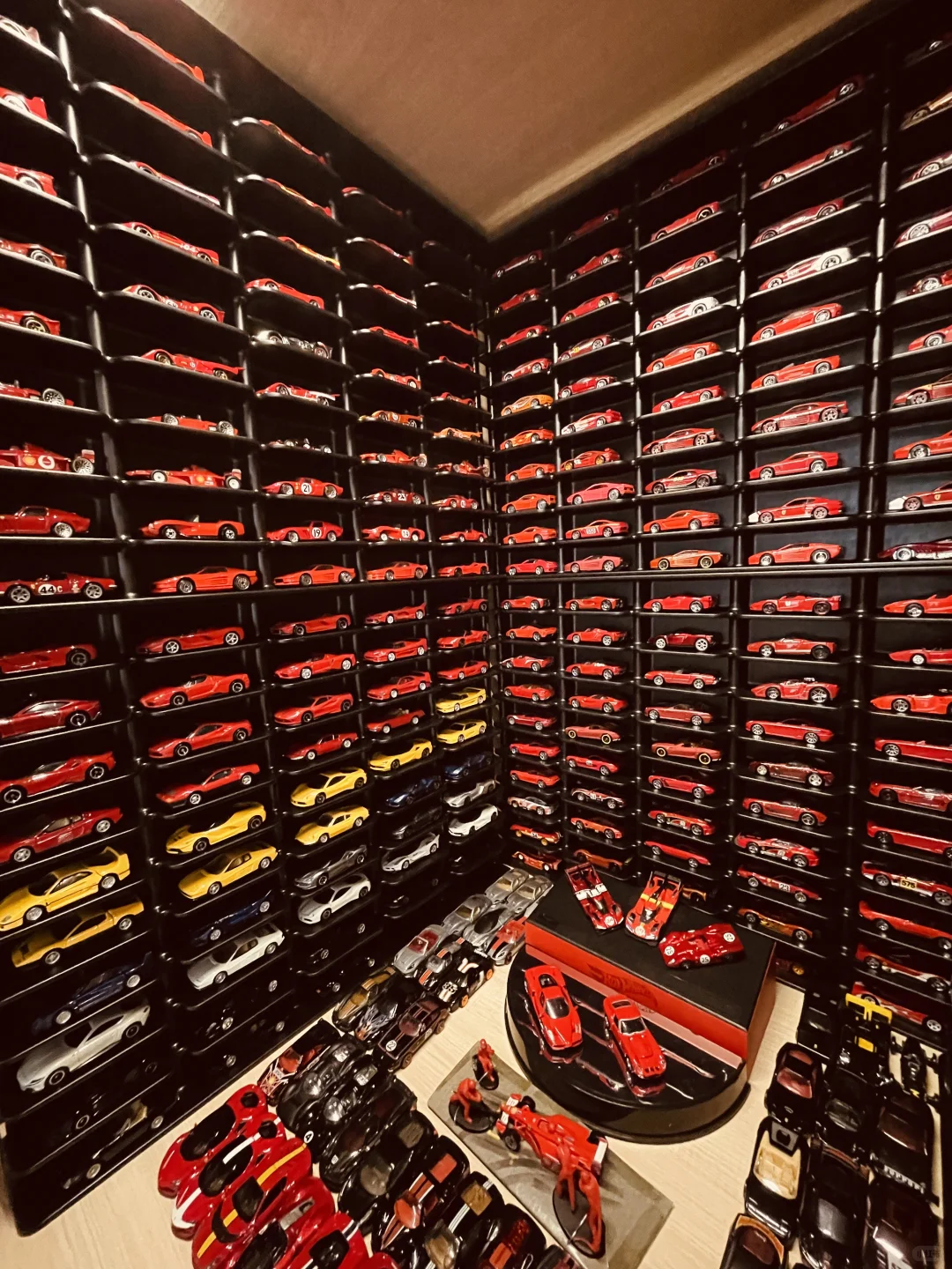 已经塞不下更多法拉利了，最终形态拍照留念