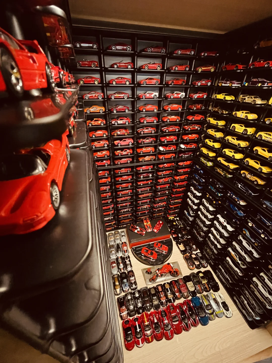 已经塞不下更多法拉利了，最终形态拍照留念