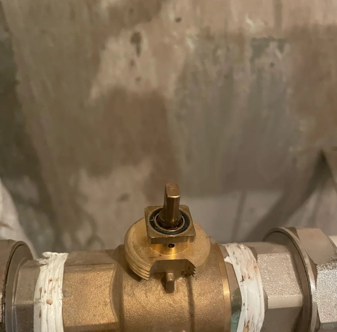 友友们暖气的电子温控阀怎么打开呢