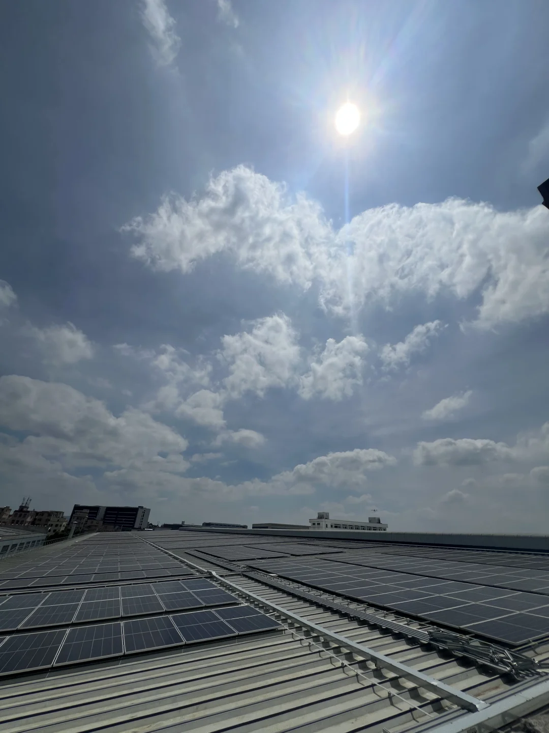 【低空经济起飞！无人机解锁光伏上料新姿势】