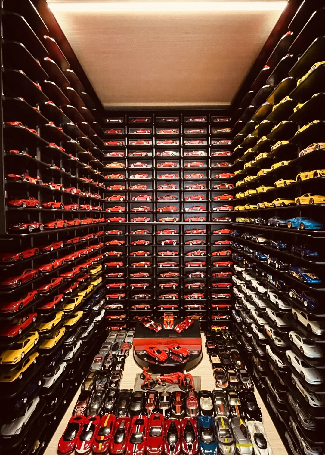 已经塞不下更多法拉利了，最终形态拍照留念