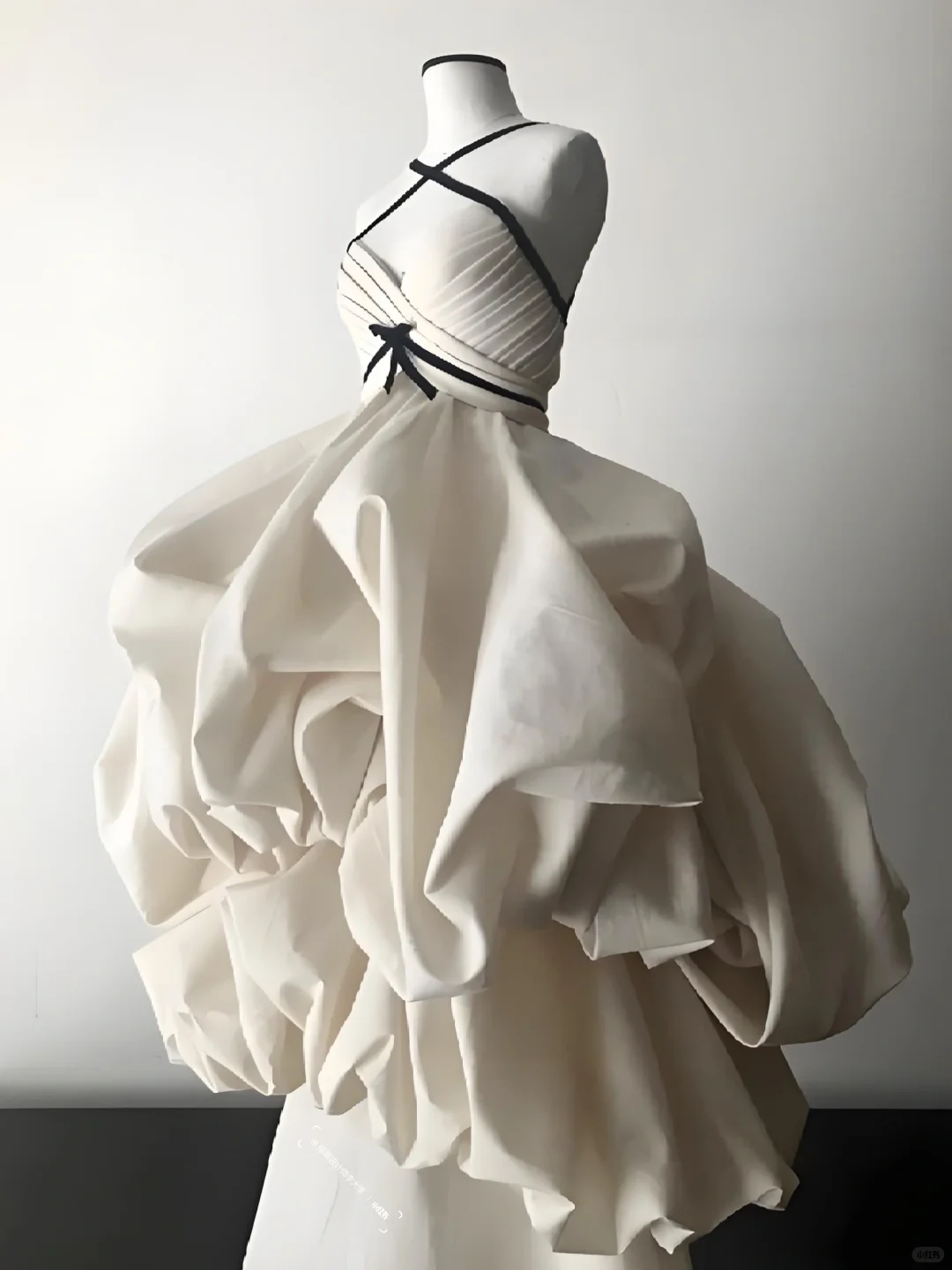 荷叶边和褶皱元素技法在白胚布上的完美呈现