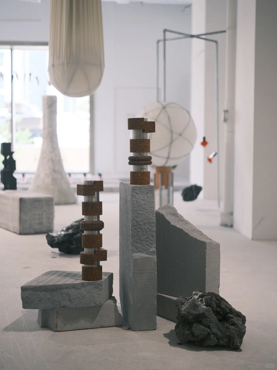 深圳新展|极简工业空间中的禁锢静火山蜡艺