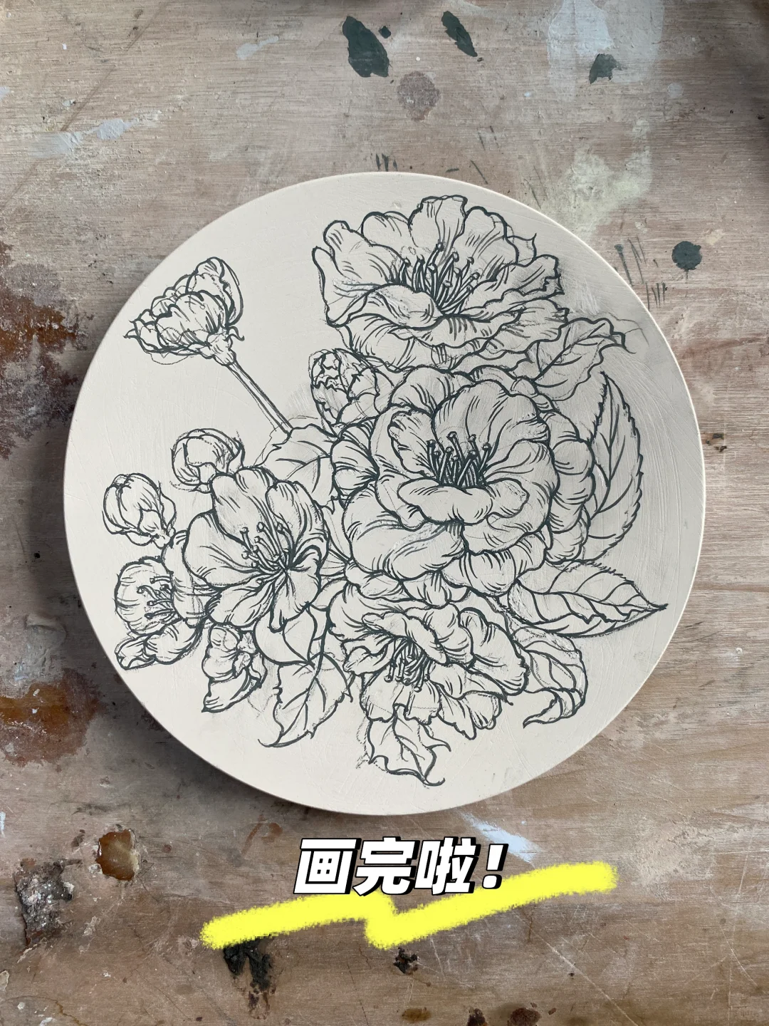 第一副青花盘子，风格是线类花卉