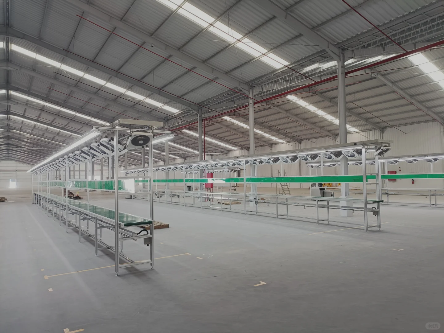 电子厂装配生产流水线设备，带风扇生产线。