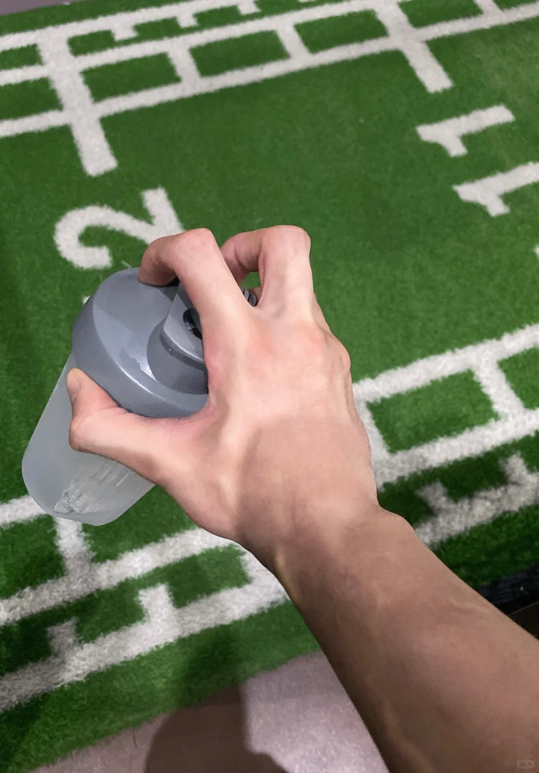 掐住杯子猛猛喝