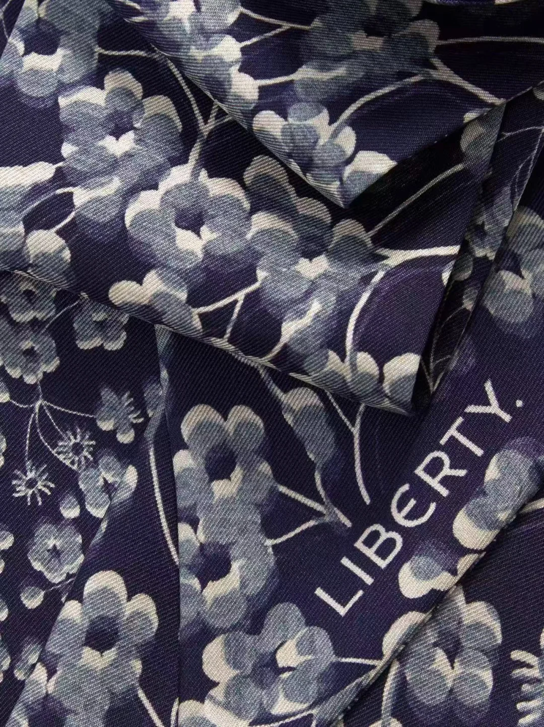 伦敦百年织物品牌公开的丝巾妙用?