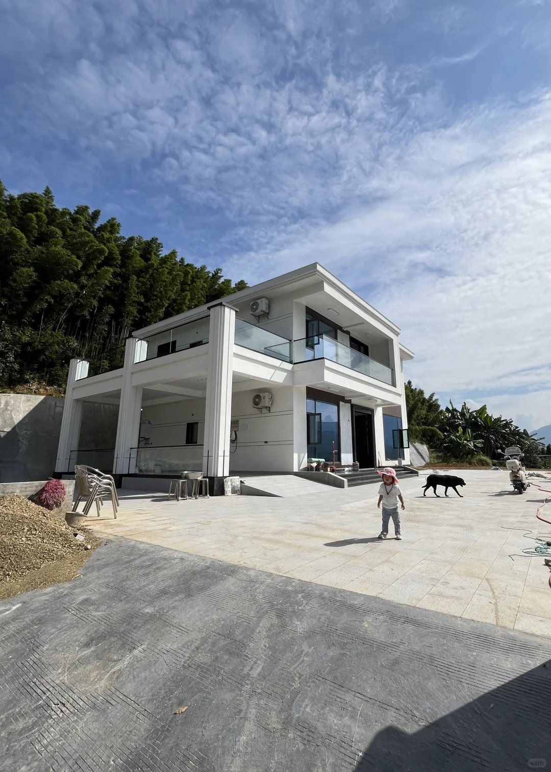 农村自建房玻璃栏杆，大家帮我看看翻车了吗