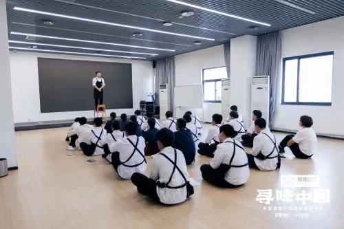 我们一起去巴奴中央厨房吧