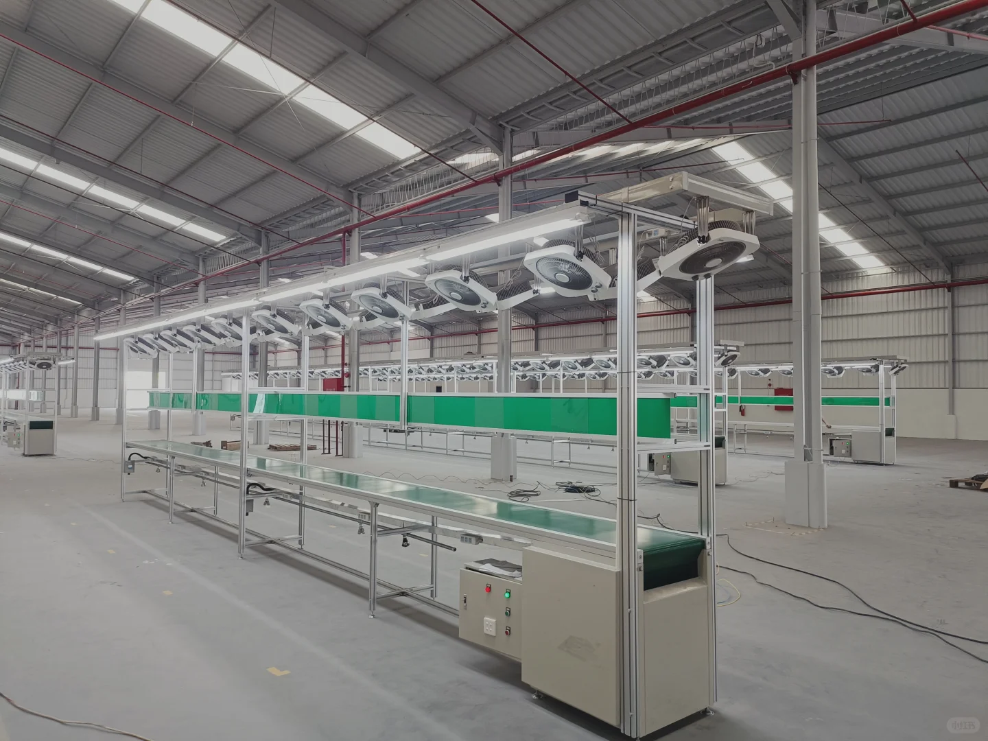 电子厂装配生产流水线设备，带风扇生产线。