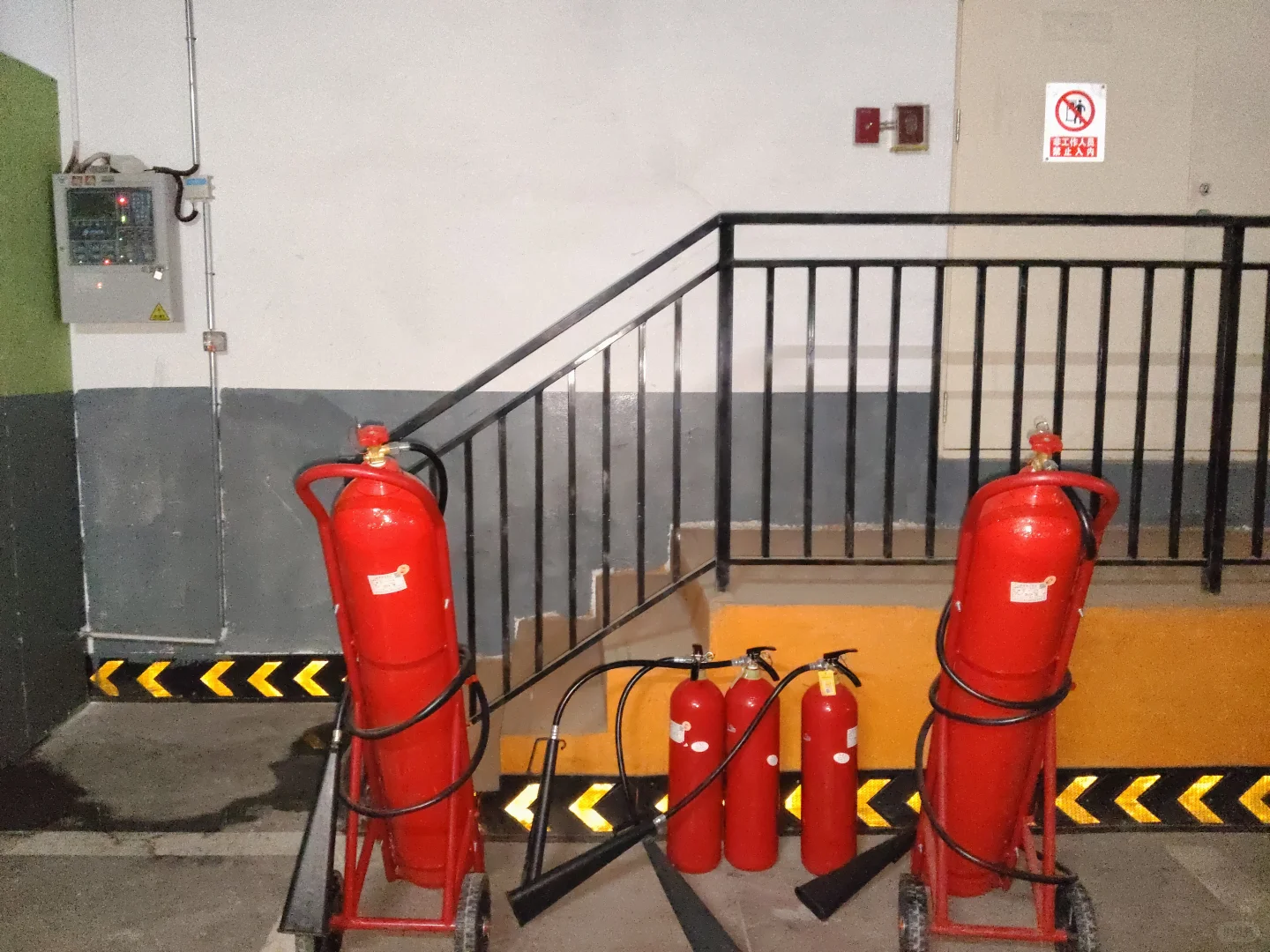 各种消防器材，检测灭火器