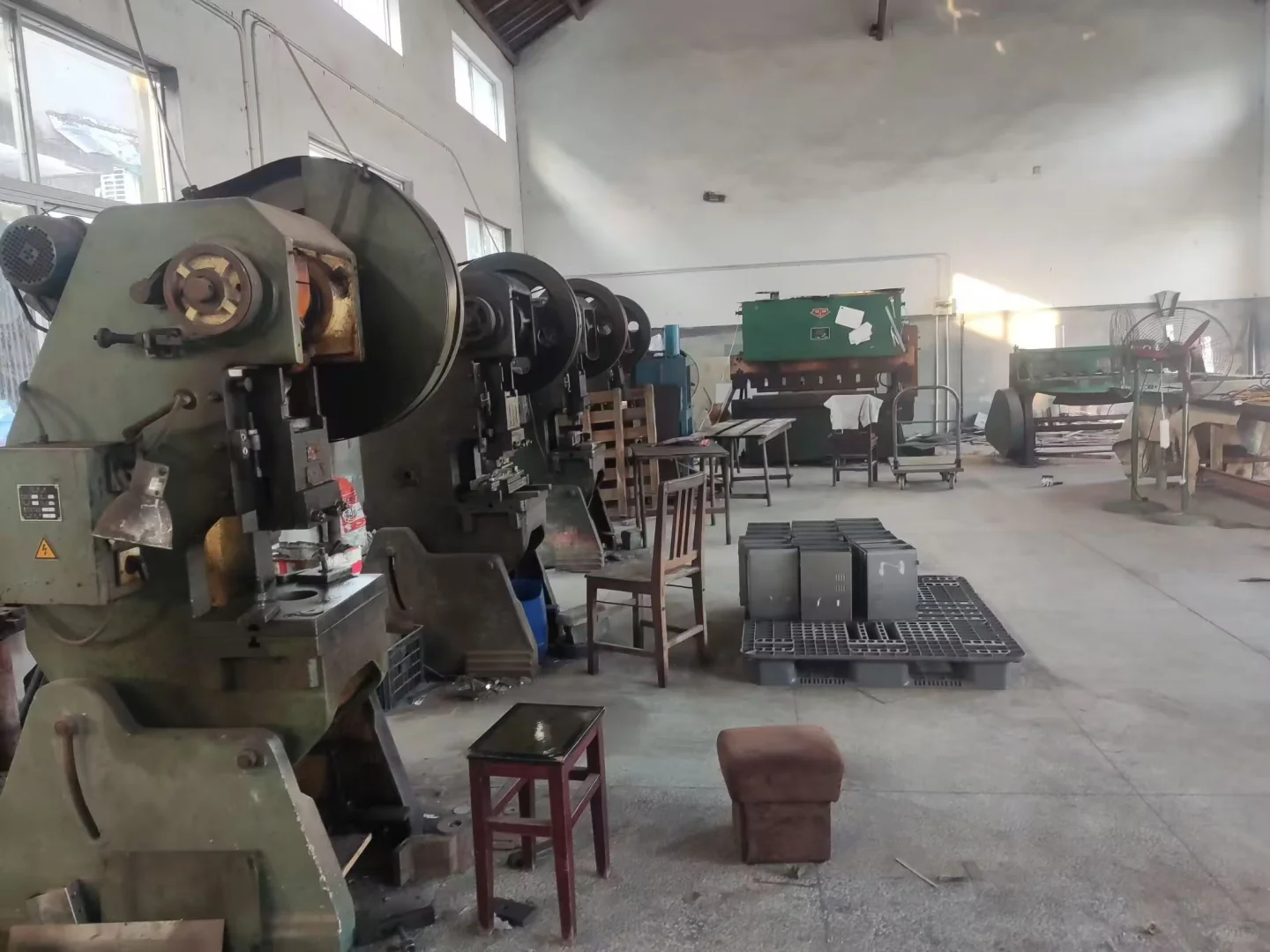 爸妈守了十几年的冲压小厂，想接点新订单