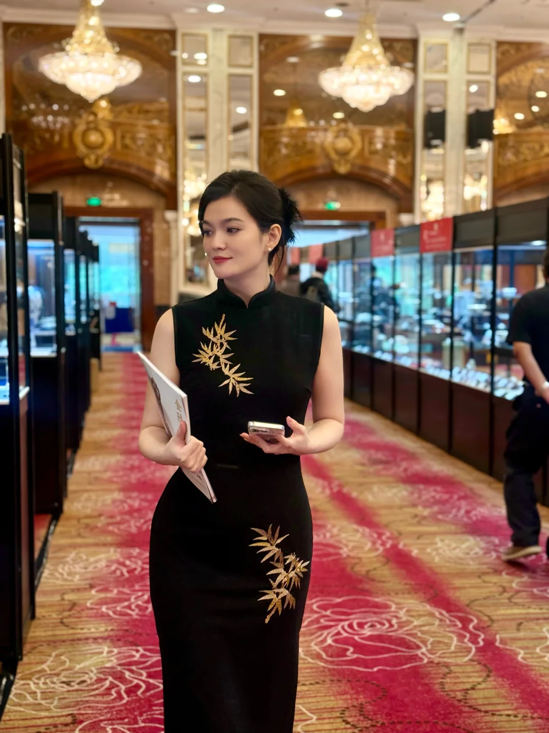 冷门拍卖师在预展现场，摆拍式记录?