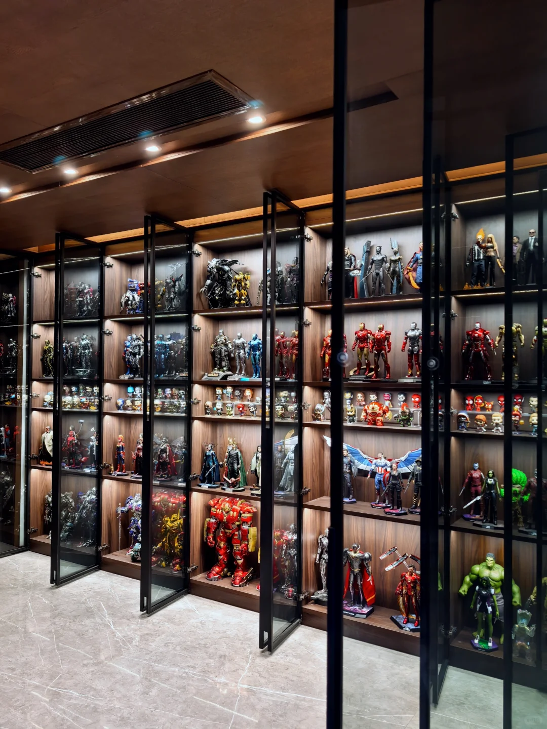 我家的手办柜“超英小宇宙”