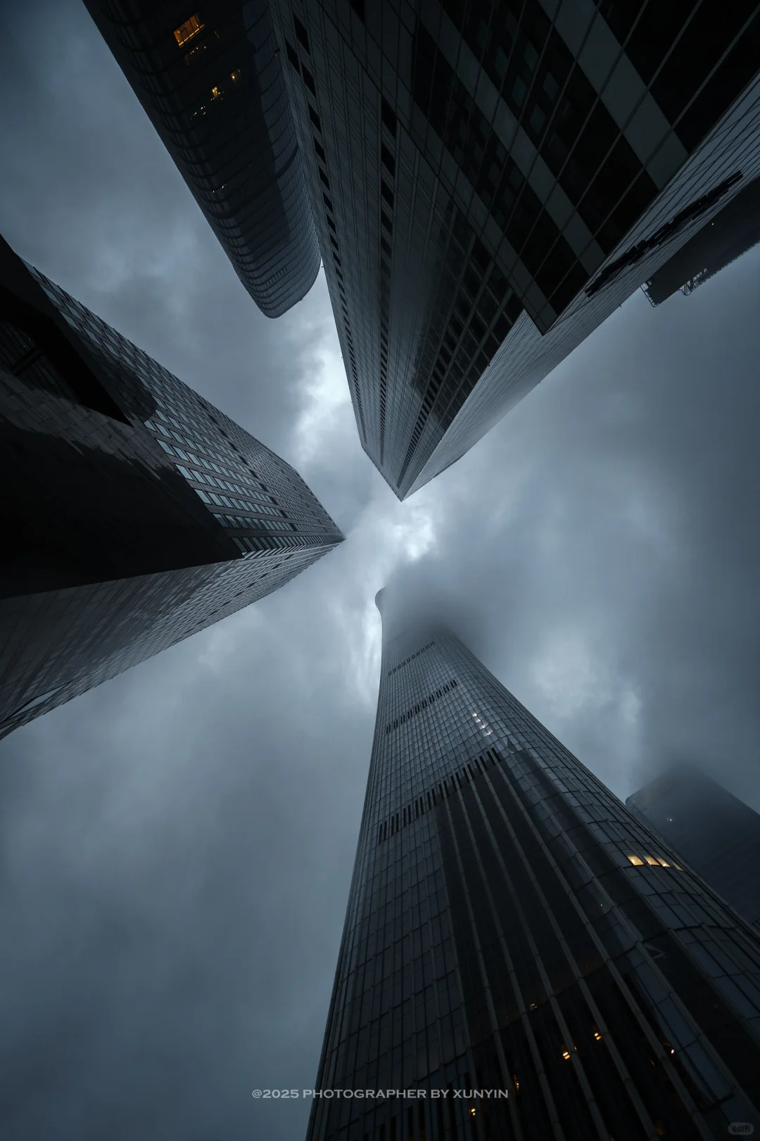 在暴雨中感受国贸的压迫感